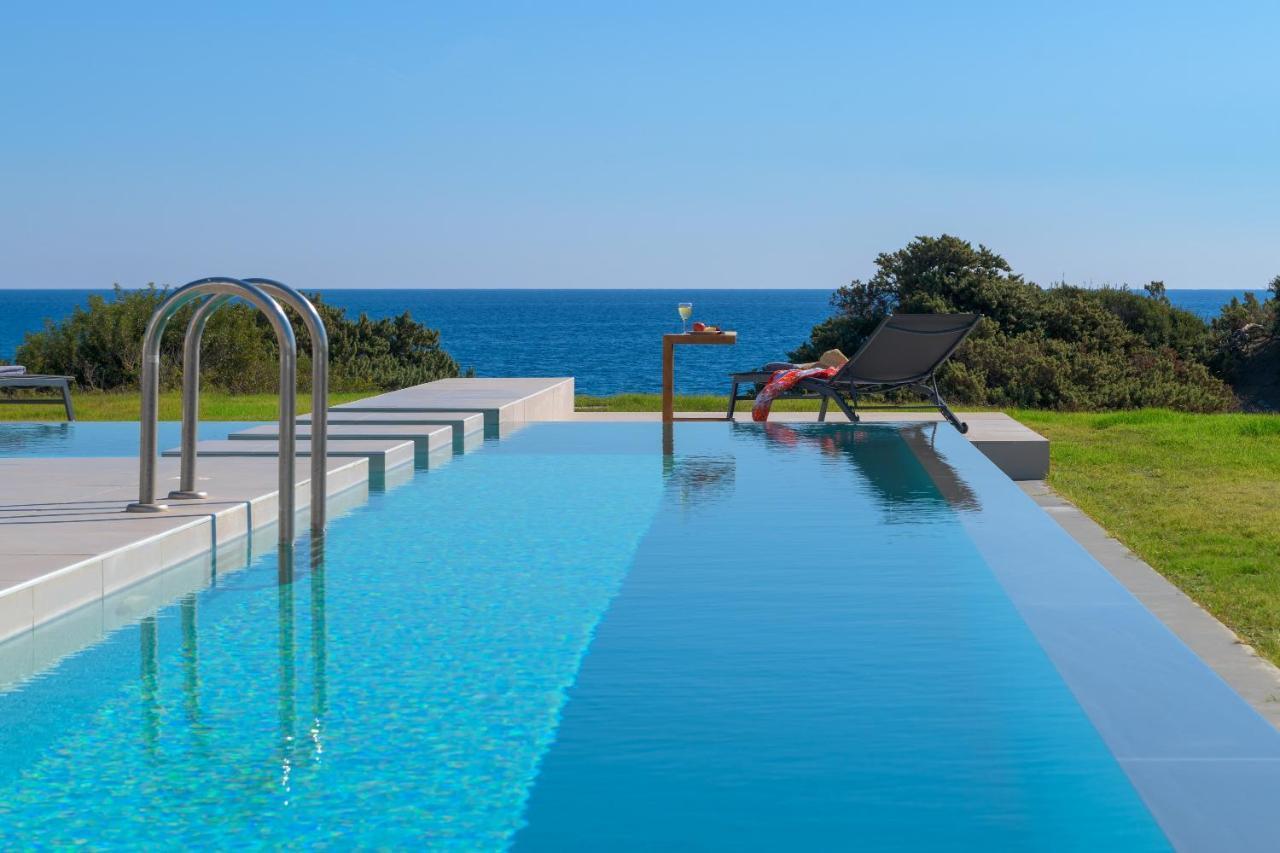 Albatross Beach Front Villas ゲンナジー エクステリア 写真